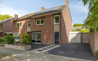 Twee-onder-één-kap te koop: Gezellenstraat 2, Keent Weert