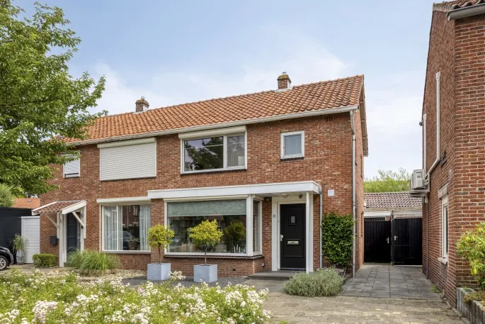 Twee-onder-één-kap te koop: Gezinastraat 11, Nijverheid Hengelo