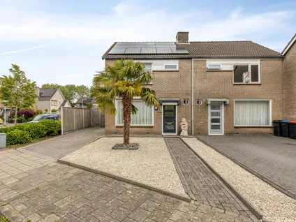 Twee-onder-één-kap te koop: Gierelaar 59, Wouw Wouw