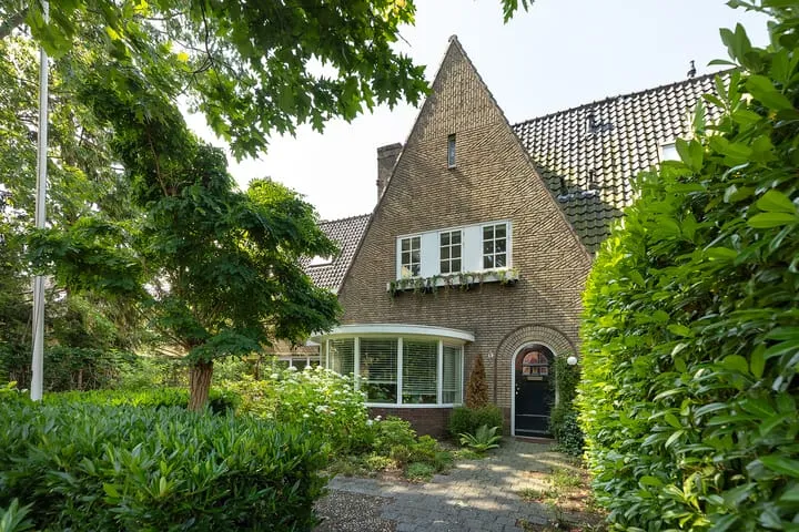 Apartment for sale: Gijsbrecht van Amstelstraat 349, Staatsliedenkwartier Hilversum