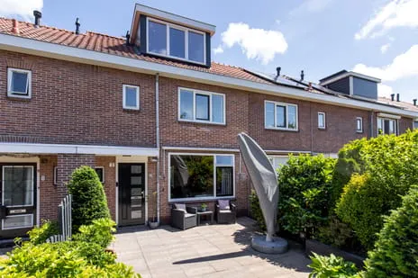 Terraced house for sale: Gjertsenstraat 3, Lagersbuurt Ijmuiden