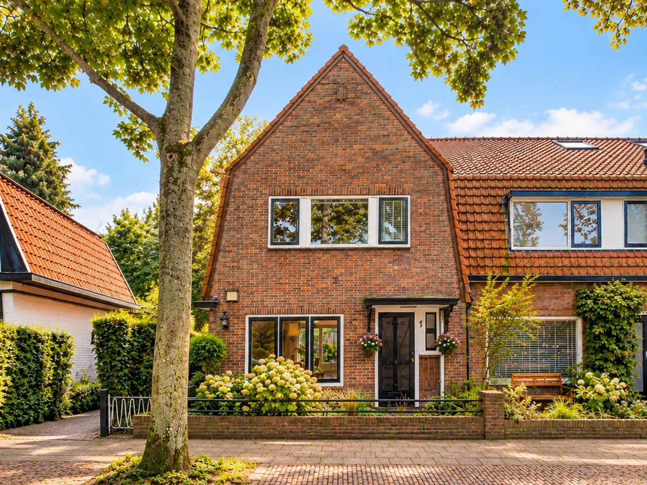 Hoekwoning te koop: Gladiolusstraat 1, Hilversum