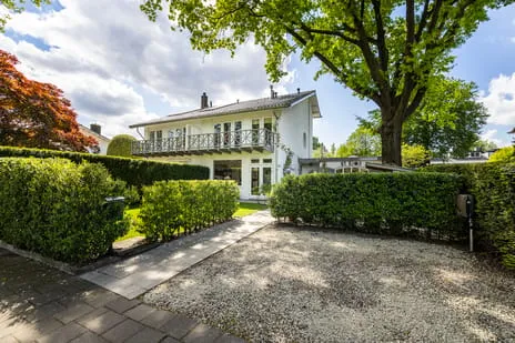 Twee-onder-één-kap te koop: Goudenregenstraat 32, Bloemenbuurt Bussum