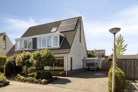 Twee-onder-één-kap te koop: Goudvink 26, Numansdorp