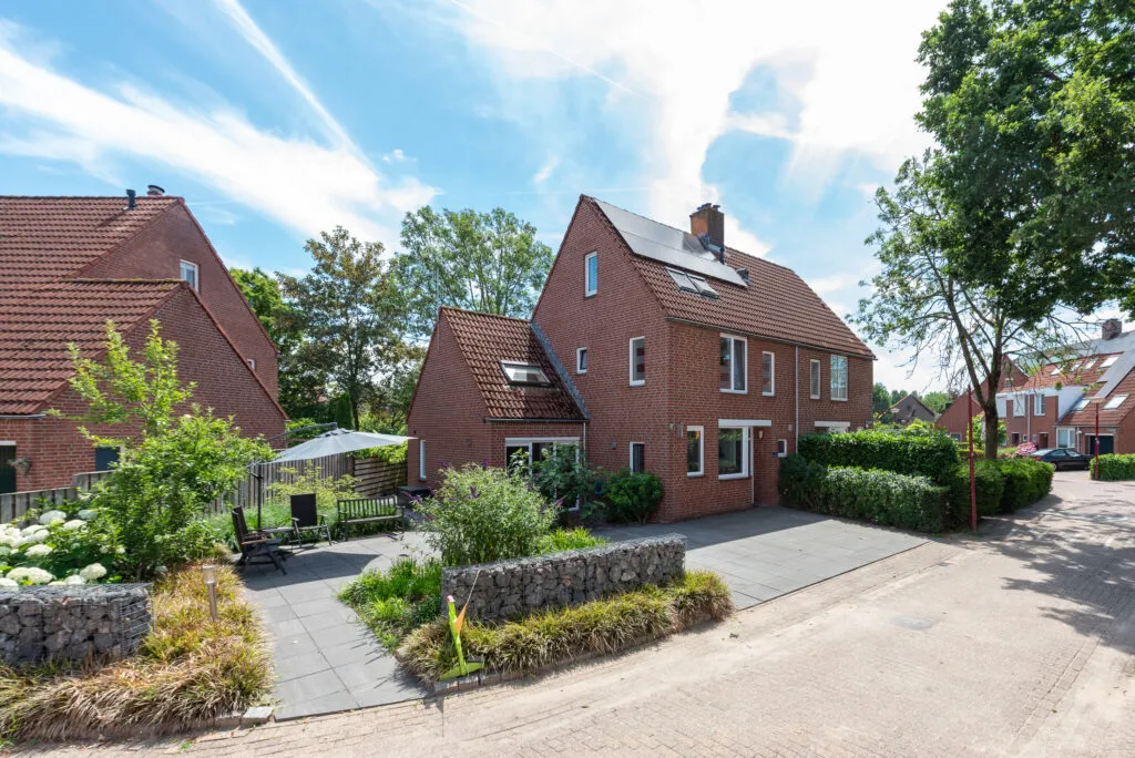 Twee-onder-één-kap te koop: Goudvink 28, Nieuwegein