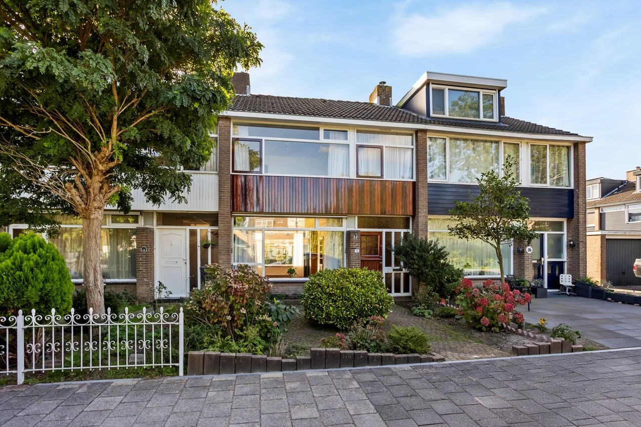 Tussenwoning te koop: Graaf Engelbrechtlaan 15, Leidschendam