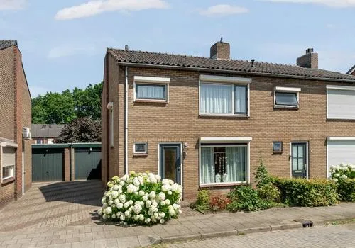 Twee-onder-één-kap te koop: Graaf Reinoutstraat 28, Het Grieth Zevenaar