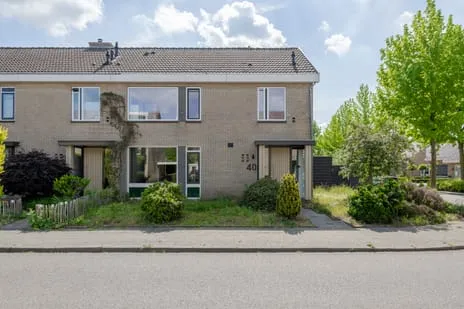 Twee-onder-één-kap te koop: Graaf van Lyndenlaan 40, Vliegersveld Barneveld
