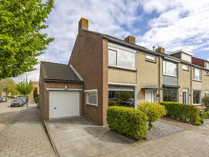 Hoekwoning te koop: Graaf Adolfstraat 26, BH west Hardinxveld-Giessendam