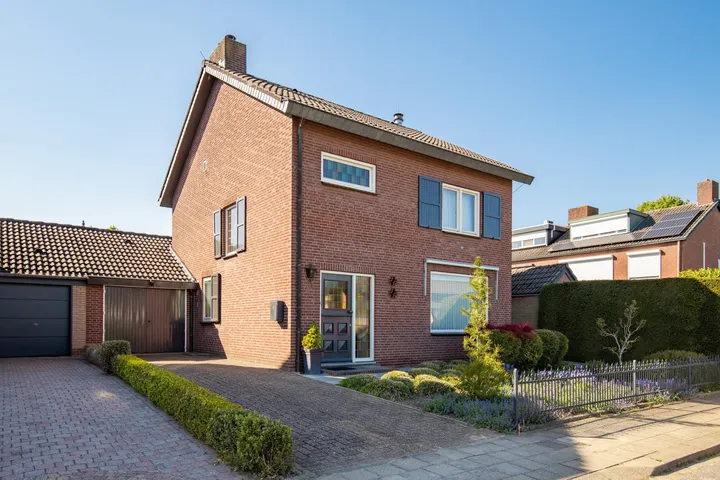 Twee-onder-één-kap te koop: Graaf van Loonstraat 11, Born Born