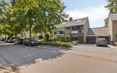 Tussenwoning te koop: Graaf Willem de Oudelaan 102, Naardermeerkwartier Naarden