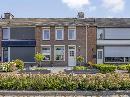 Tussenwoning te koop: Graaienhil 48, Wouw Wouw