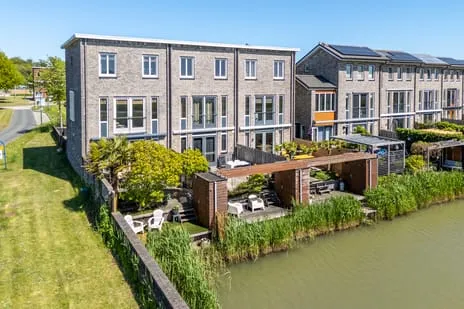 Hoekwoning te koop: Grachtmuur 17, Muren Houten