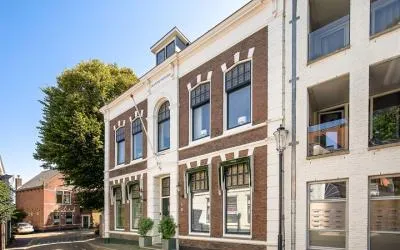 Twee-onder-één-kap te koop: Grachtweg 2, Het Vierkant Lisse