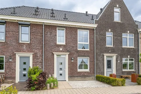 Tussenwoning te koop: Grondzeilerstraat 32, Oude-Tonge prinsessenbuurt handelskade Oude-Tonge