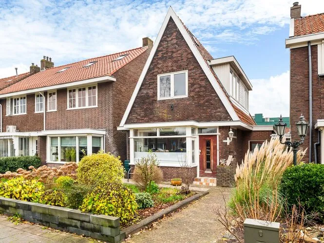 Vrijstaande woning te koop: Groningerstraatweg 219, Bloemenbuurt Leeuwarden