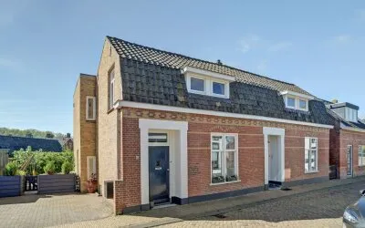 Twee-onder-één-kap te koop: Grote Kerkstraat 85, Raamsdonksveer