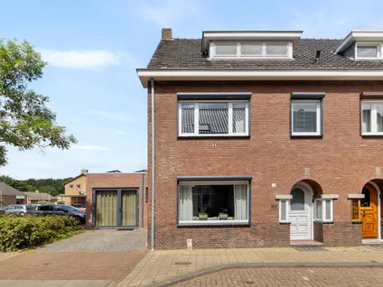 Twee-onder-één-kap te koop: Grotestraat 5, Linne Linne