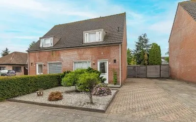 Twee-onder-één-kap te koop: H. Roland Holstlaan 16, Achtmaal Achtmaal