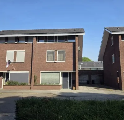 Twee-onder-één-kap te koop: Hamsterstraat 3, Vossenberg Helmond