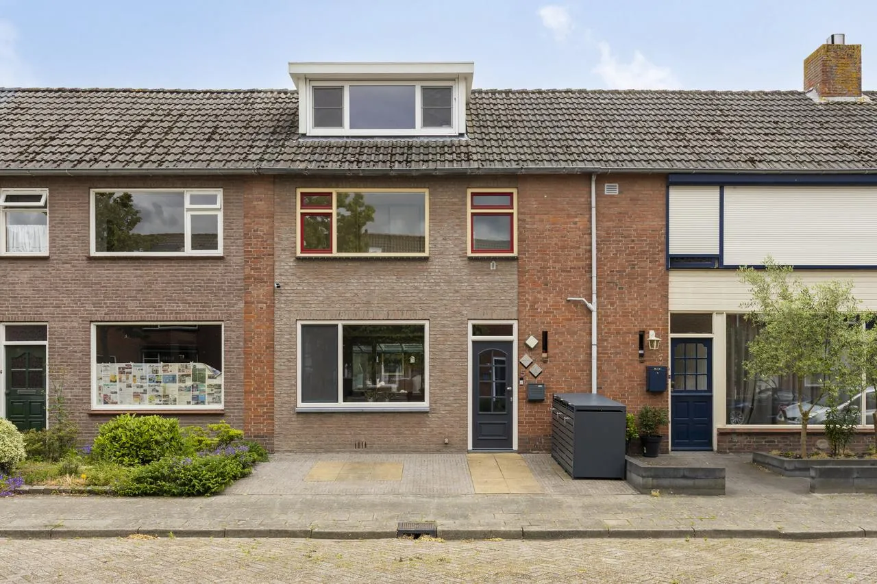 Tussenwoning te koop: Händelstraat 5, Halsteren
