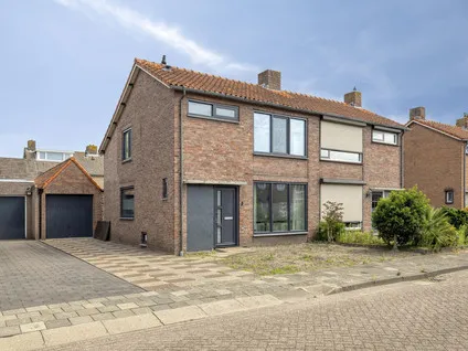 Twee-onder-één-kap te koop: Harmonielaan 39, Prinsenbeek Prinsenbeek