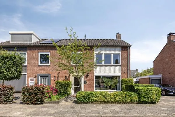 Twee-onder-één-kap te koop: Heer Arnoudstraat 11, Slotjes-West Oosterhout