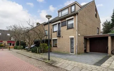 Tussenwoning te koop: Heijermansplein 5B, Toneelspelersbuurt Schiedam
