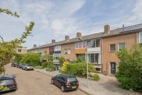 Tussenwoning te huur: Hélène Swarthstraat 30, Sinnevelt Haarlem
