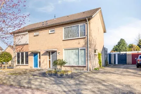 Twee-onder-één-kap te koop: Helfrichstraat 30, Boekel Boekel