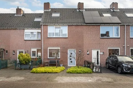 Tussenwoning te koop: Heliotroop 35, Edelstenenwijk 'S-Gravenzande