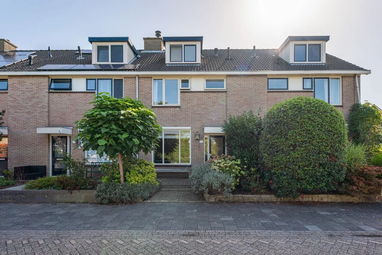Tussenwoning te koop: Hella Haasseplantsoen 24, Oegstgeest