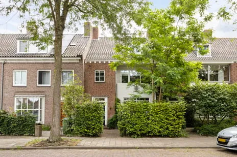 Tussenwoning te koop: Helmerslaan 69, Schrijversbuurt Eindhoven