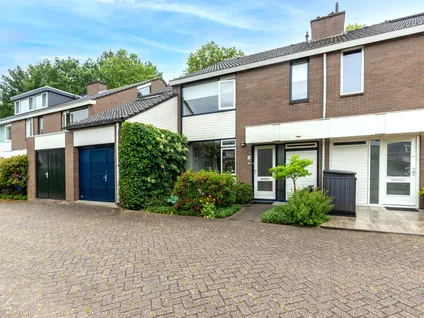 Tussenwoning te koop: Helmhof 36, Weidebloemenbuurt-Zuid Alphen Aan Den Rijn