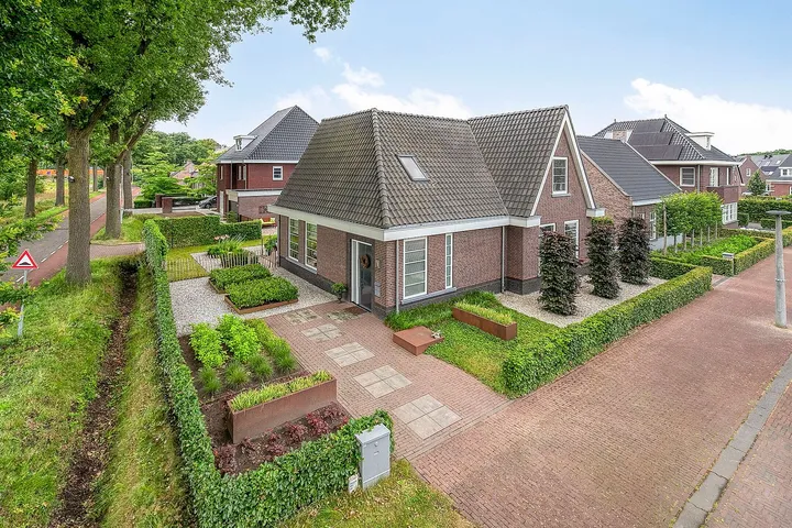 Twee-onder-één-kap te koop: Helmondseweg 134, De Vennen Deurne