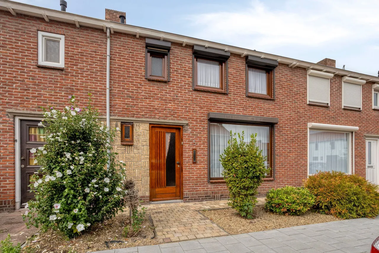 Tussenwoning te koop: Hendrik Casimirlaan 5, Hulst