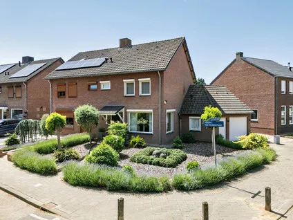 Twee-onder-één-kap te koop: Hendrik van Veldekestraat 2, Hazenkamp Venlo