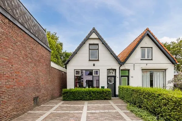 Twee-onder-één-kap te koop: Hendrikstraat 43, Heerma van Vossstraat-Molenbeek Roosendaal