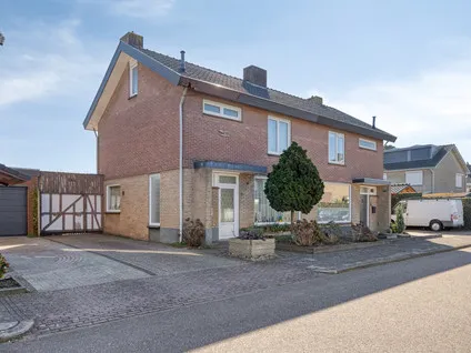 Twee-onder-één-kap te koop: Hendrikstraat 6, Beek