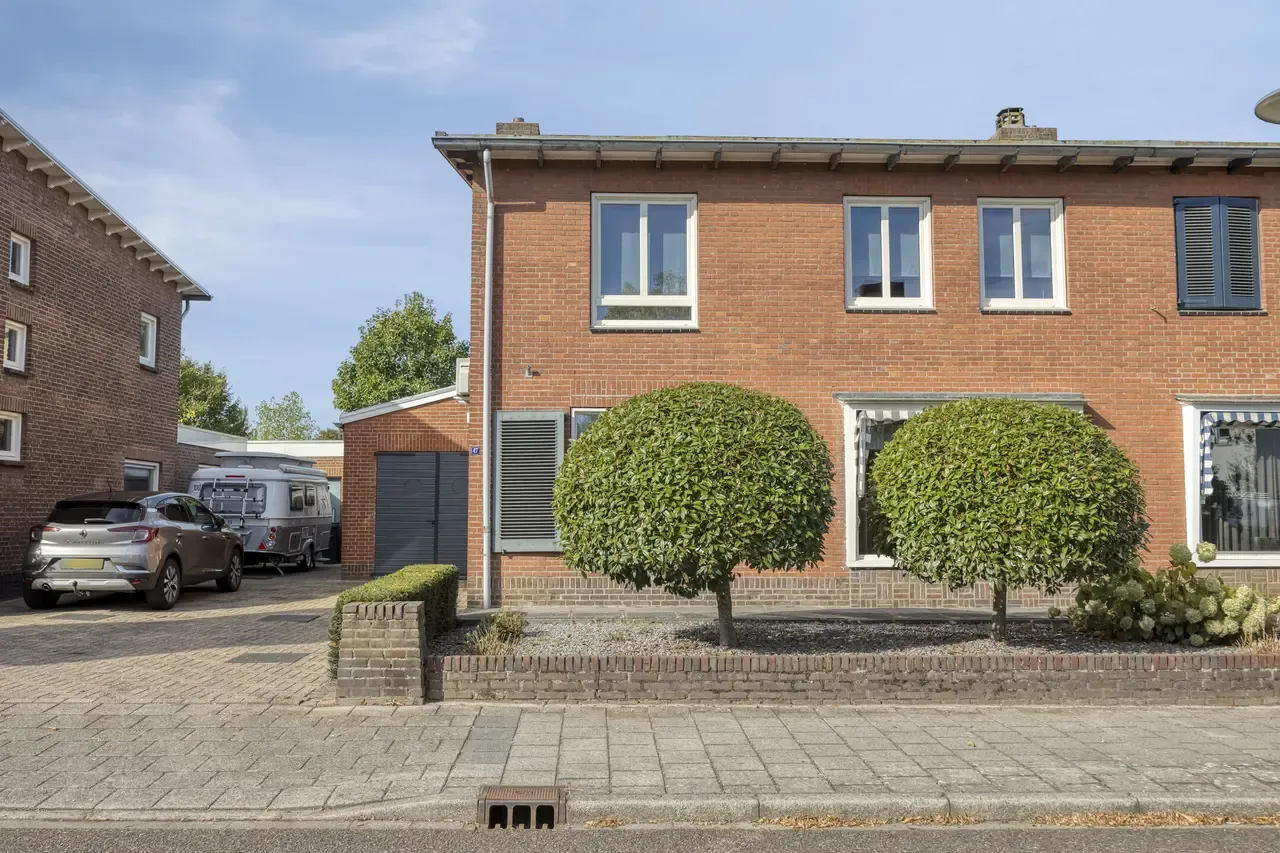 Twee-onder-één-kap te koop: Henri Tijssenstraat 47, Roermond