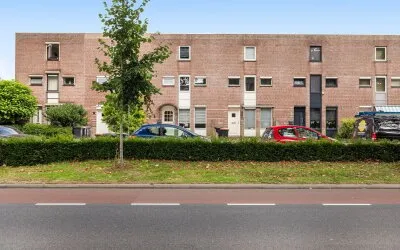 Tussenwoning te koop: Henriëtte Roland Holst-erf 4, Aletta Jacobs-erf en omgeving Dordrecht