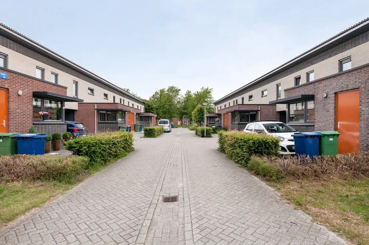 Tussenwoning te huur: Henry Moorestraat 51, Tussen de Vaarten Z.- Midden oost Almere