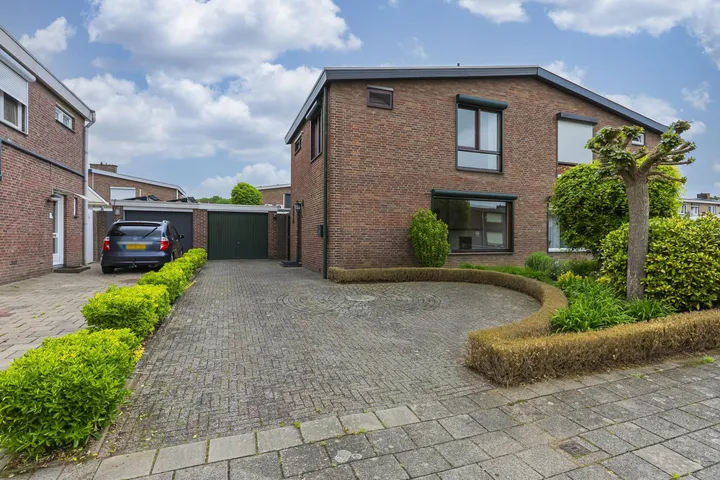 Twee-onder-één-kap te koop: Herlonglaan 4, Nieuwenhagerheide Landgraaf
