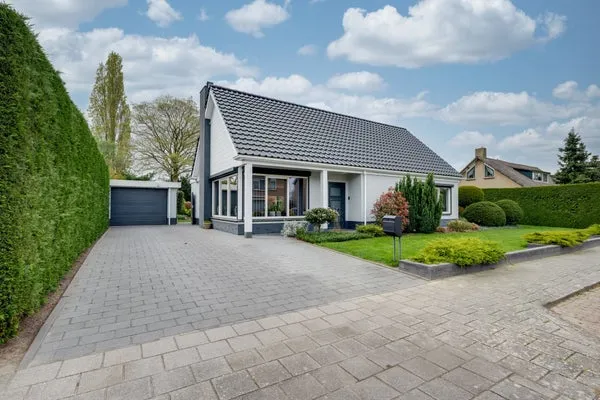 Vrijstaande woning te koop: Hertog Janlaan 13, Sprundel Sprundel