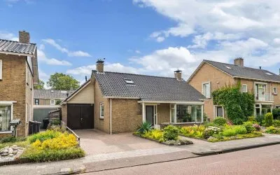 Vrijstaande woning te koop: Hertog van Saxenlaan 54, Franeker Professorenbuurt Franeker