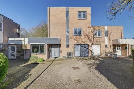 Tussenwoning te koop: Hertogshoef 256, Hooipolder en De Hoeven Raamsdonksveer