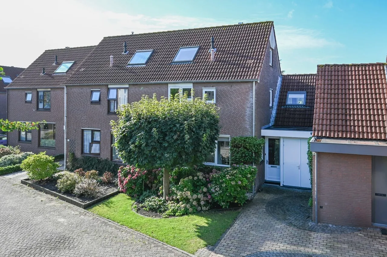 Tussenwoning te koop: Hoepelbuigerslaan 10, Nederhorst Den Berg