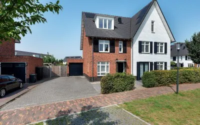 Twee-onder-één-kap te koop: Hoevesteinse Lint 53, Het Lint Hoef En Haag