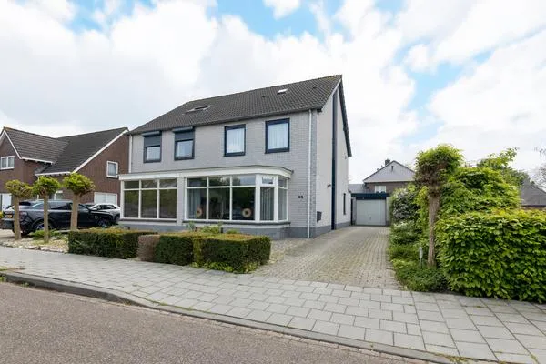 Twee-onder-één-kap te koop: Hoflaan 32, Kern Maasbommel Maasbommel