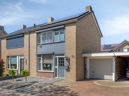 Twee-onder-één-kap te koop: Hoge Sluisstraat 10, Waardenburg Waardenburg